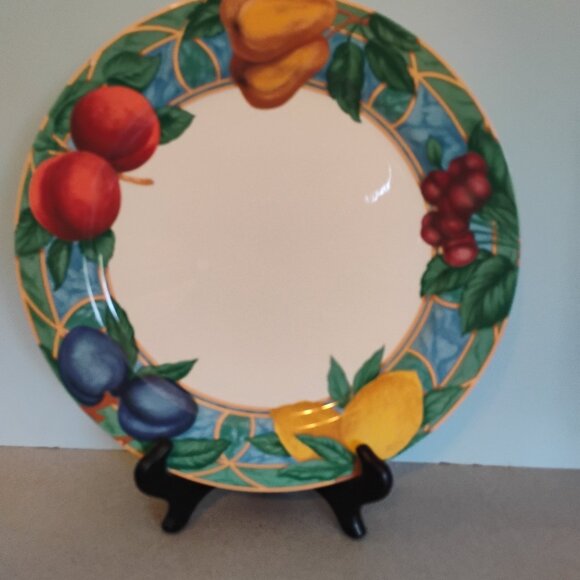 Victoria and Beale Casual Vintage Forbidden Fruit Pattern Round Platter - Picture 1 of 4